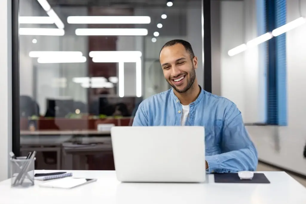 Personne épanouie à son bureau